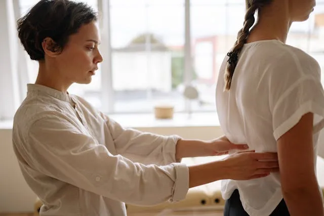 slip disc chiropractic woman examining patient tio chiro