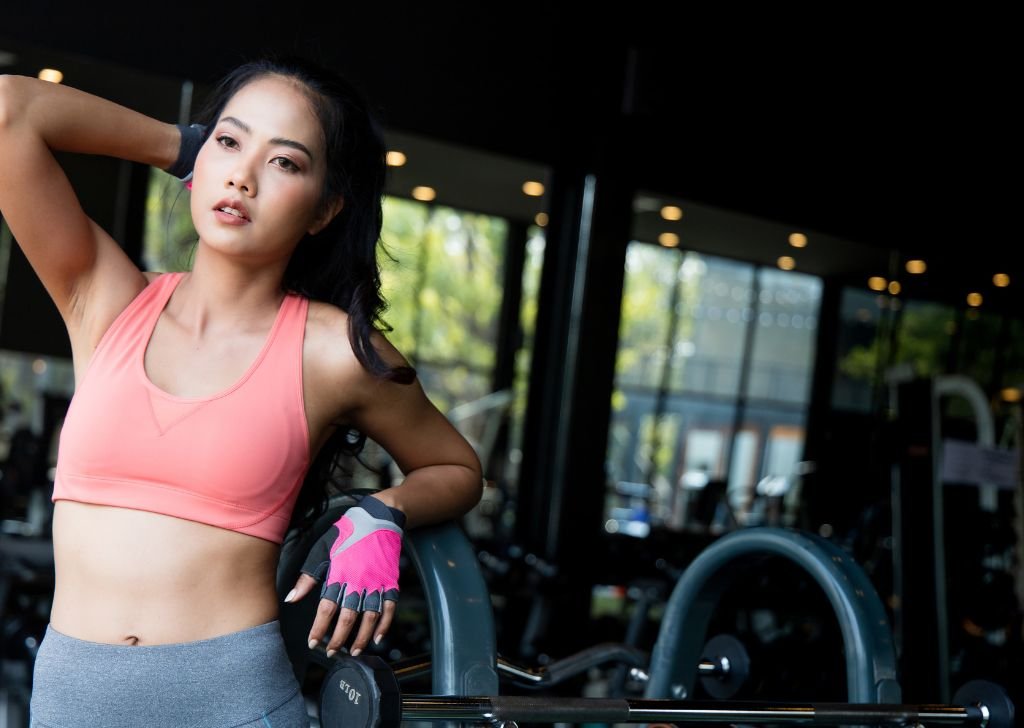 An athletic woman exercising in the gym.